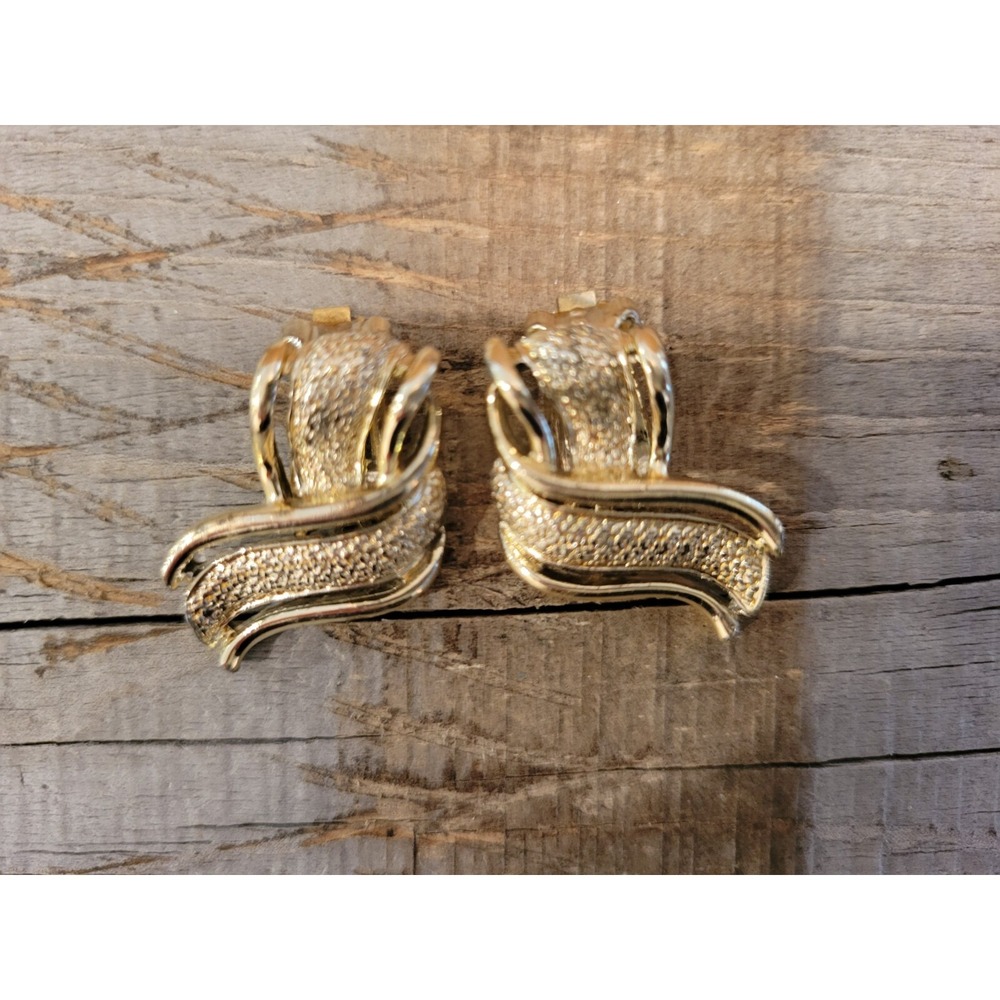Gold Tone Clip On‎ Earrings Textured Ribbon Design Statement Jewelry